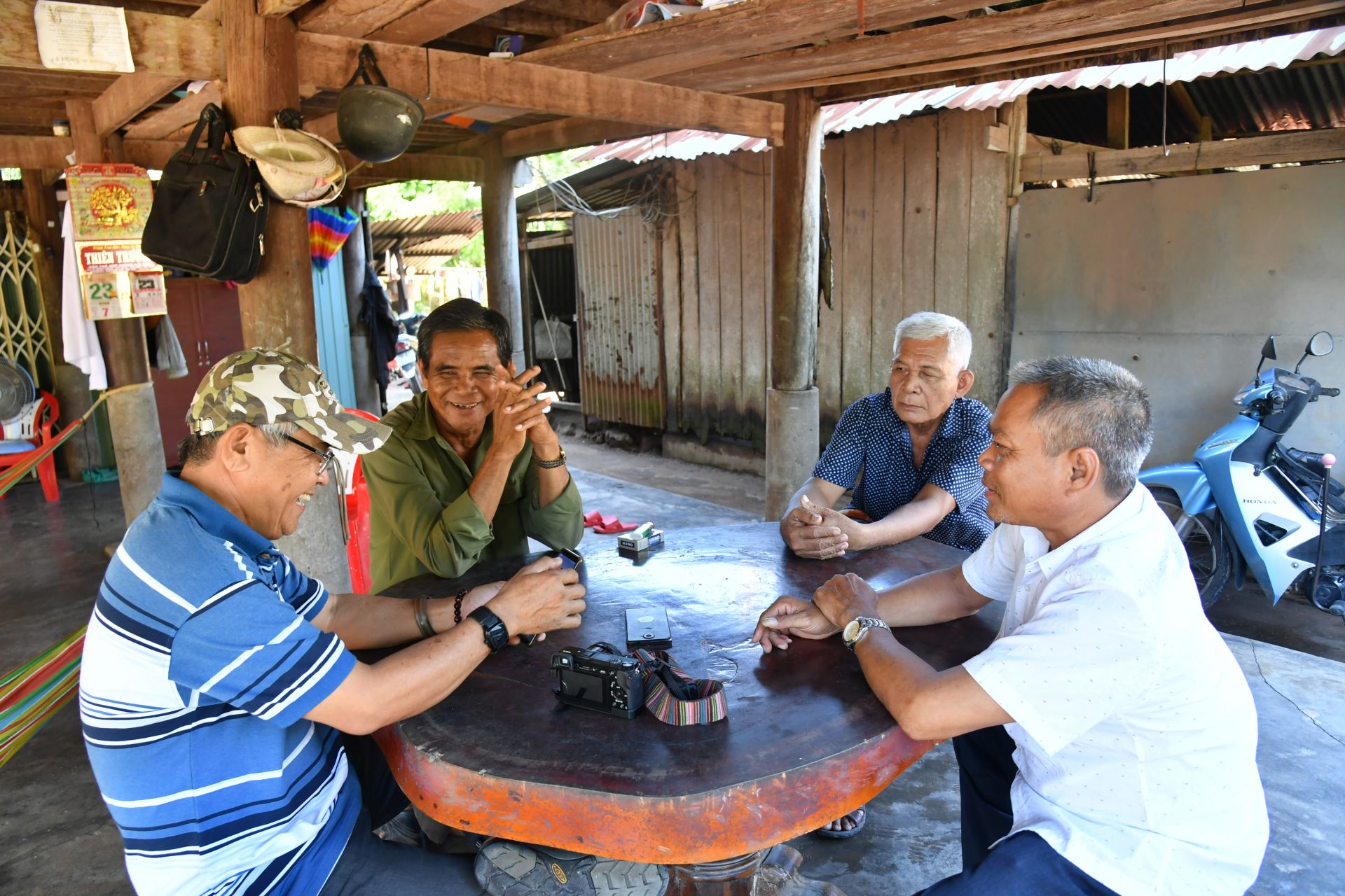 Bí Thư Danh Ngất, Già Làng Nach Chan và Trưởng ấp Cao Văn Xây luôn tươi cười khi kể cho chúng tôi nghe về sự đổi thay trong phum sóc.jpg