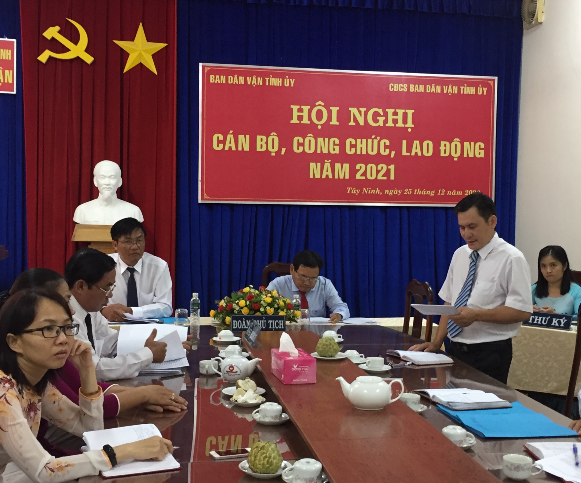 CBCC góp ý các văn bản trong hội nghị.jpg