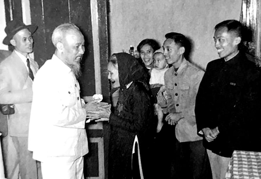 Chu-tich-Ho-Chi-Minh-tham-v.jpg