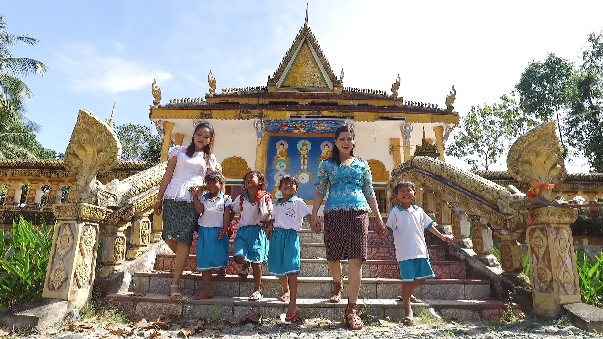 Chùa Kà Ốt ngày càng có nhiều người dân nơi khác đến tham quan, tìm hiểu về văn hoá truyền thống của người dân nơi đây 2.jpg