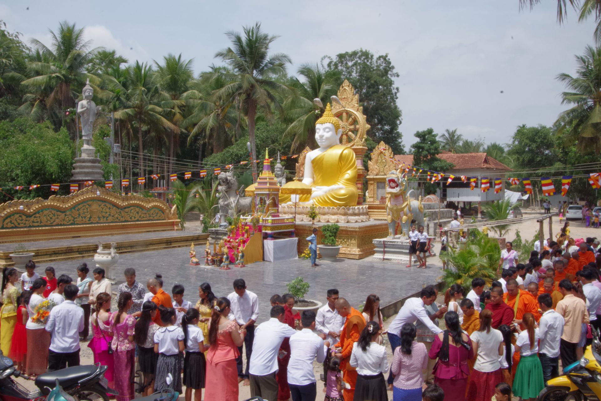 Cuộc sống sung túc, cộng đồng người Khmer trên đất Kà Tum tham gia và duy trì nhiều phong tục, lễ hội truyền thống của dân tộc.jpg