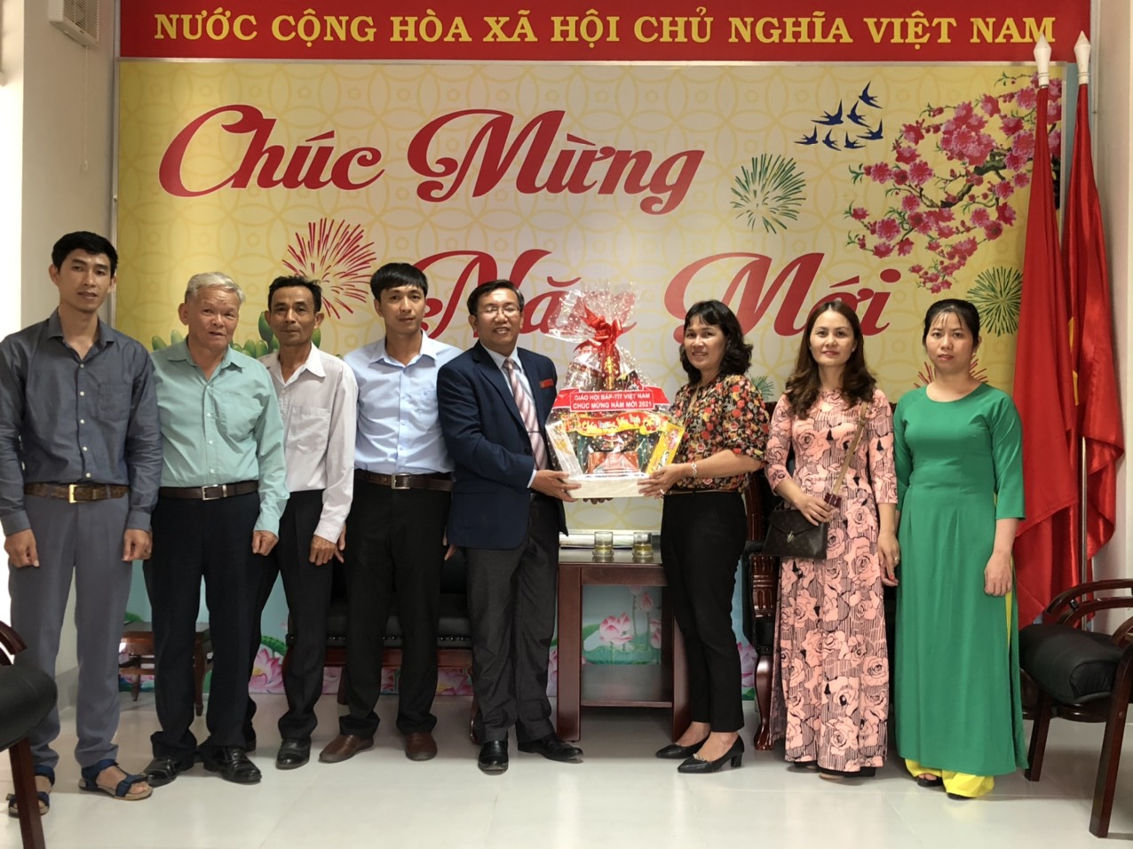 Mục sư Nguyễn Võ Khánh Giám - Hội trưởng Giáo hội Báp tít Việt Nam tặng quà chúc tết MTTQVN tỉnh Tây Ninh.jpg