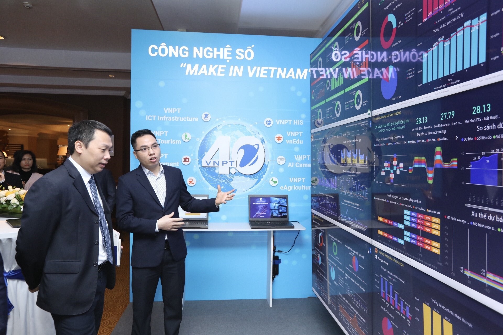 Trong ảnh Đại biểu tham quan các gian hàng triển lãm công nghệ tại Internet Day 2020.jpeg