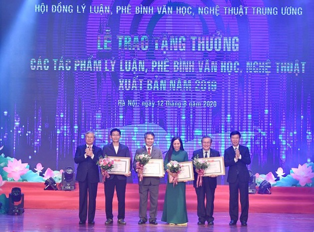 tang-thuong-cho-cac-tac-pham-ly-luan-phe-binh-van-hoc-nghe-thuat-nam-2019.jpg