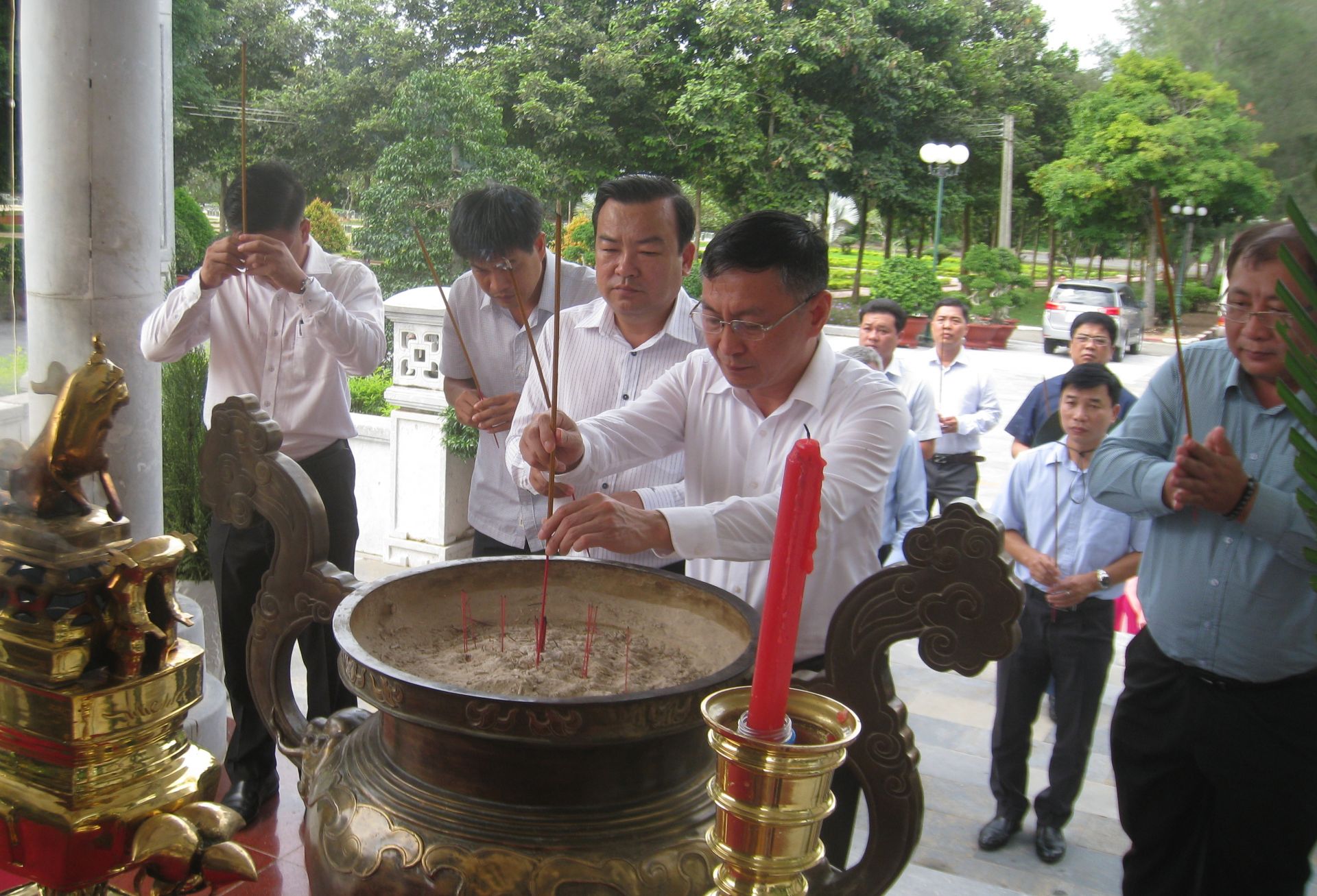 vieng nghia trang 1.jpg