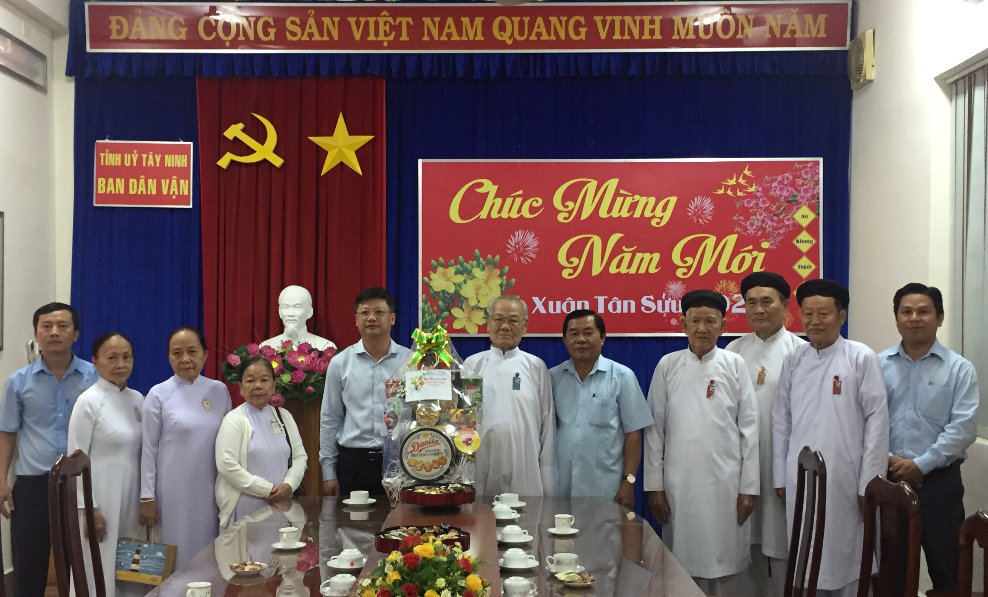 Đoàn Hội thánh Cao Đài Tòa thánh Tây Ninh chụp ảnh lưu niệm với Ban Dân vận Tỉnh ủy.jpg