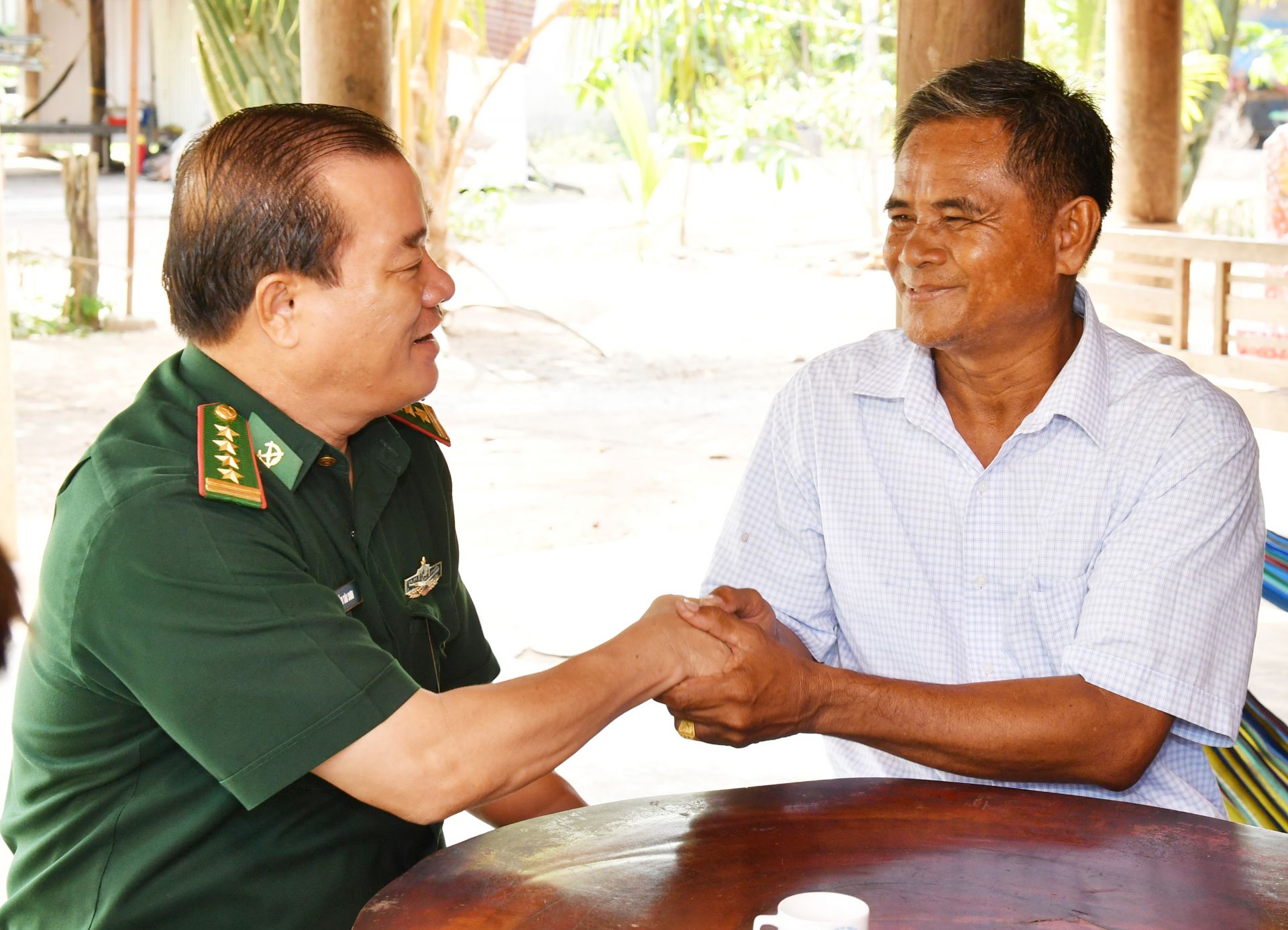 Đại tá Nguyễn Tài Sơn, thăm hỏi, động viên Bí thư  Danh Ngất đồng thời nắm việc triển khai QĐ 1068 trên địa bàn Kà Ốt (1).jpg