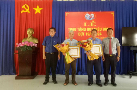 Phó Bí thư Thường trực Thị ủy Trảng Bàng trao Huy hiệu 50, 40, 30 năm tuổi đảng cho 8 đảng viên