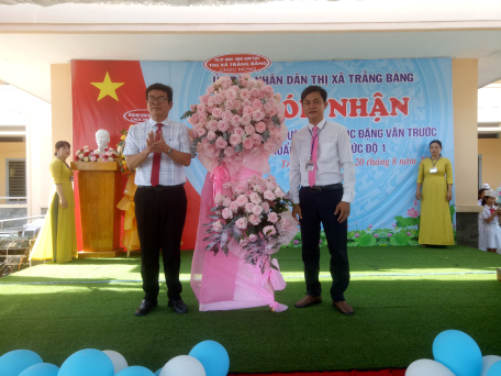 Trường Tiểu học Đặng Văn Trước, thị xã Trảng Bàng đón nhận danh hiệu đạt chuẩn quốc gia mức độ 1