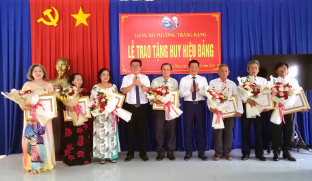 Phó Bí thư Tỉnh ủy Nguyễn Mạnh Hùng trao Huy hiệu 55, 45, 40 năm tuổi Đảng cho 7 đảng viên tại thị xã Trảng Bàng