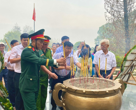 Trảng Bàng viếng nghĩa trang liệt sĩ nhân dịp kỷ niệm 95 năm ngày thành lập Đảng Cộng sản Việt Nam (03/02/1930-03/02/2025) và nhân dịp Tết Nguyên Đán Ất Tỵ năm 2025