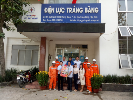 Phó Bí thư Thường trực Thị ủy Trảng Bàng thăm, chúc tết các đơn vị trực chiến đêm giao thừa xuân ất tỵ năm 2025