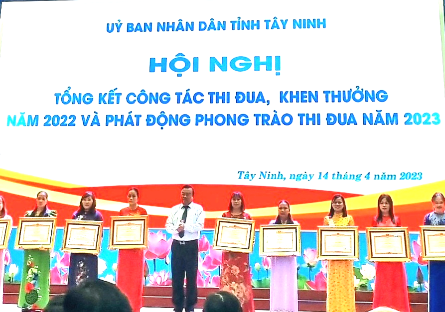 Cô giáo Phan Thị Thanh Tiến - Tấm gương sáng tạo, nhiệt huyết trong học tập và làm theo Bác