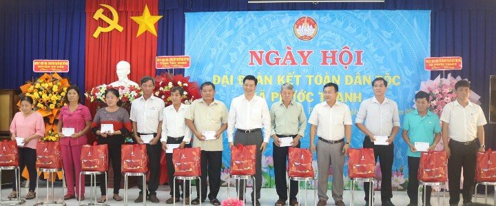 dong chi nguyen manh hung pbttu trao qua cho cac ho kho khan tren dia ban xa phuoc thanh