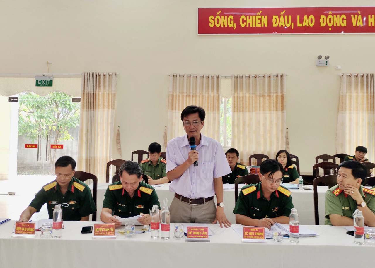 đồng chí Lê Ngọc Ẩn – Phó Bí thư Huyện ủy, Chủ tịch UBND huyện, Chủ tịch Hội đồng nghĩa vụ quân sự huyện phát biểu tại buổi lam việc.