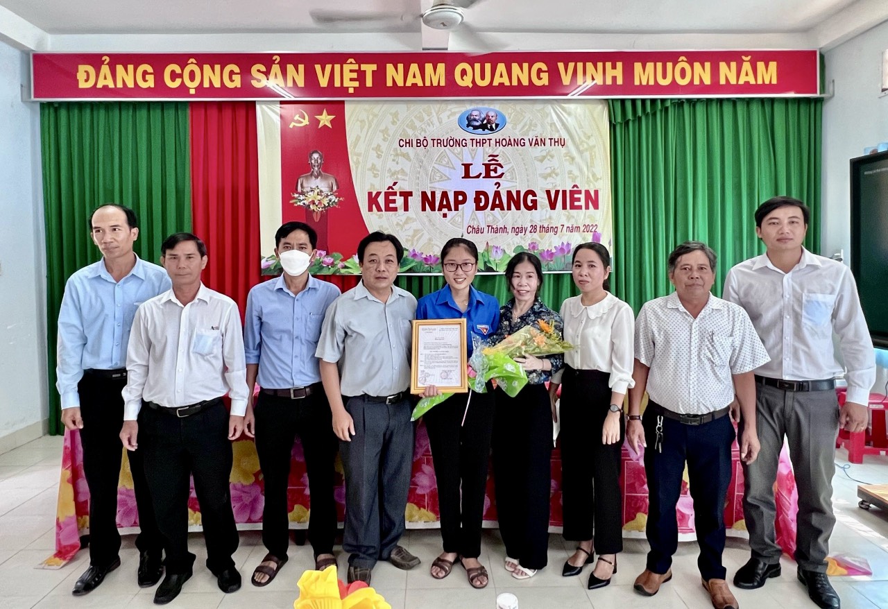 Đồng chí Thân Văn Nhân - Phó Bí thư Thường trực Huyện ủy, Chủ tịch HĐND huyện dự Lễ kết nạp đảng viên cho quần chúng Huỳnh Thanh Nga - học sinh lớp 12A4, trường THPT Hoàng Văn Thụ.