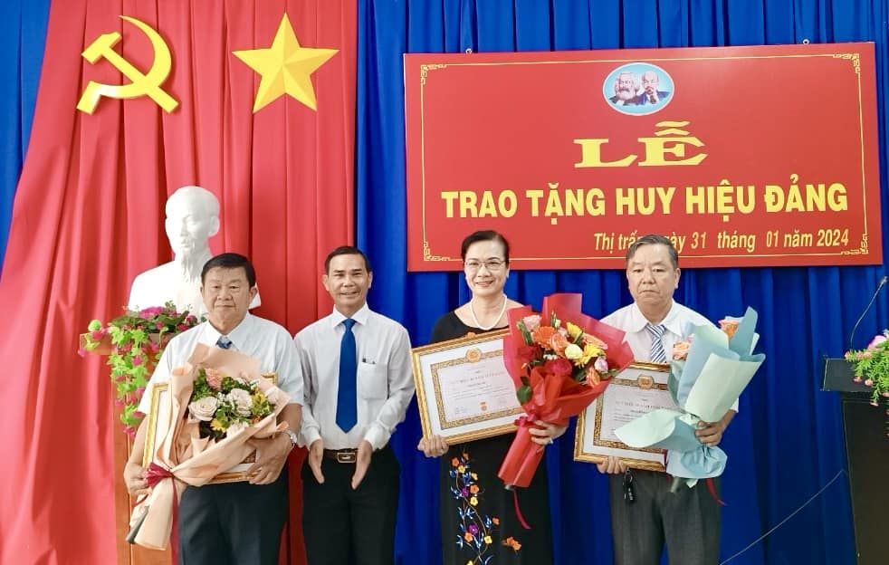 Đồng chí Thân Văn Nhân - Phó Bí thư Thường trực Huyện ủy, Chủ tịch Hội đồng nhân dân huyện trao Huy hiệu Đảng cho đảng viên thuộc Đảng bộ Thị trấn Châu Thành. 