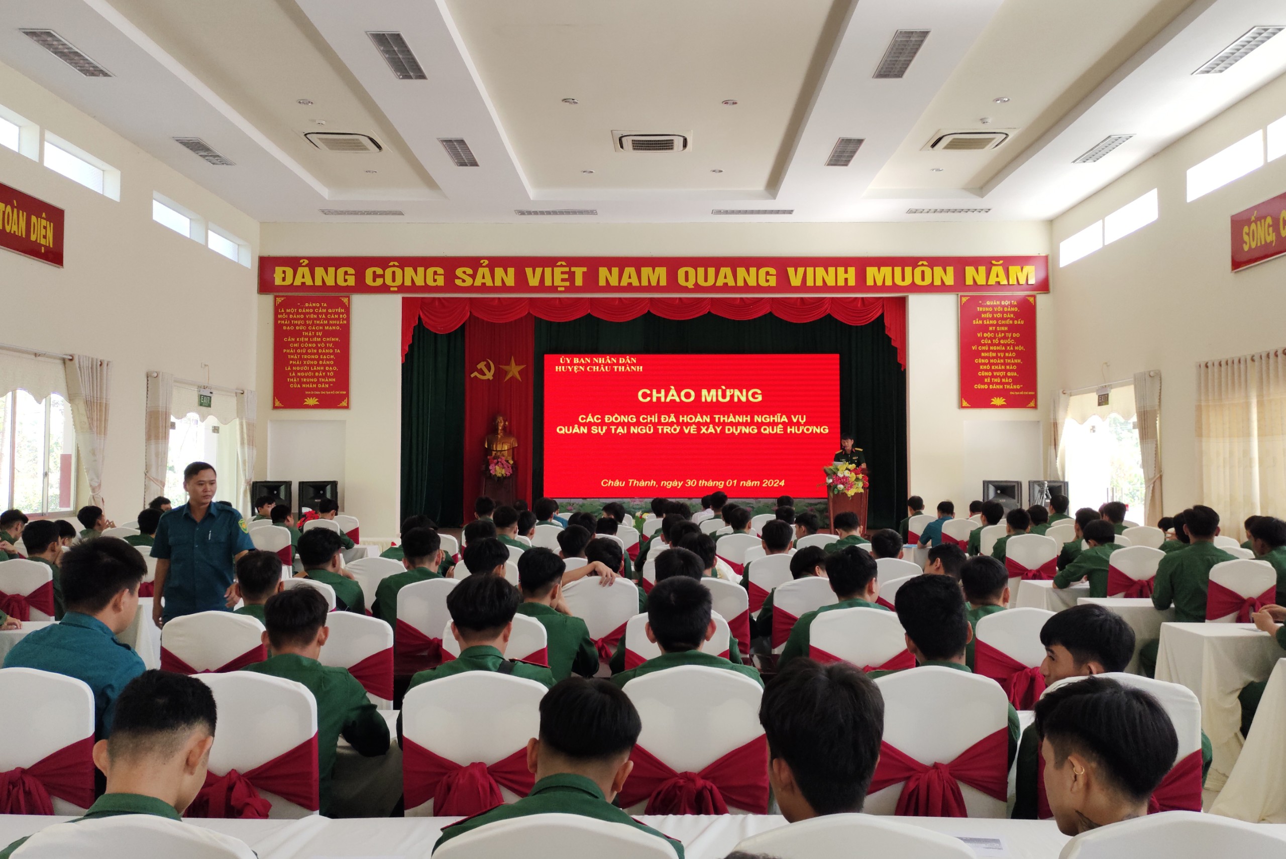 Quang cảnh Lễ đón nhận quân nhân hoàn thành nghĩa vụ quân sự trở về địa phương năm 2024.