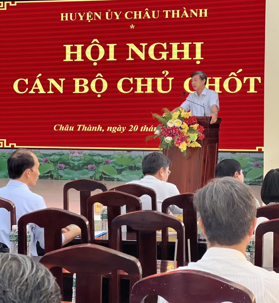 Đồng chí Trương Văn Hoàn, Bí thư Huyện uỷ chủ trì các hội nghị Ban Thường vụ Huyện uỷ, Ban Chấp hành Đảng bộ huyện, Hội nghị cán bộ chủ chốt để tiến hành quy trình các bước về công tác cán bộ.