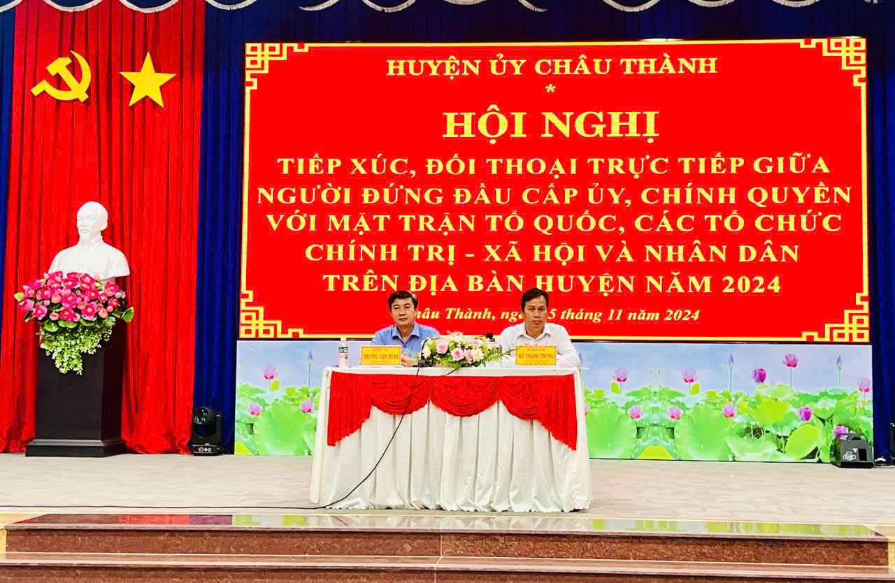 Đồng chí Trương Văn Hoàn - Bí thư Huyện uỷ và đồng chí Đỗ Thành Trung – Huyện ủy viên, Phó Chủ tịch UBND huyện đồng chủ trì Hội nghị.