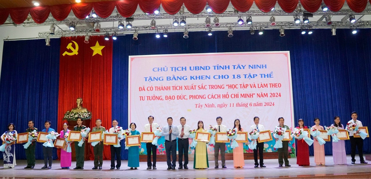 Bí thư Chi bộ, Hiệu trưởng trường Tiểu học Trần Phú - tấm gương học tập và làm theo Bác trên địa bàn thành phố