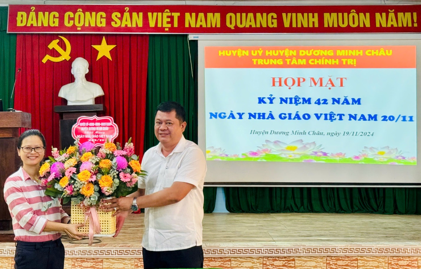 Trung tâm Chính trị huyện Dương Minh Châu:  Họp mặt kỷ niệm 42 năm Ngày Nhà giáo Việt Nam 20/11