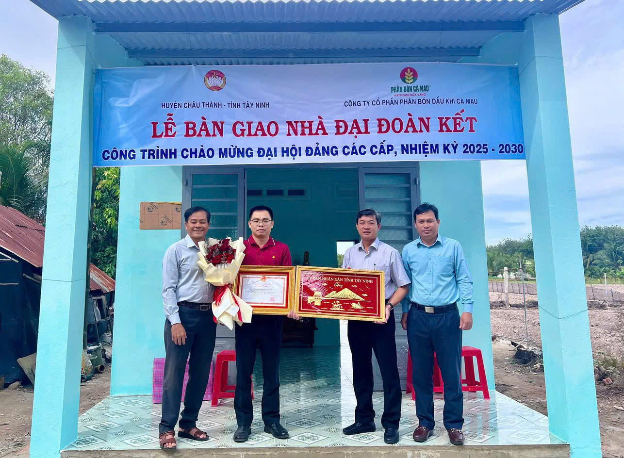  Đồng chí Trương Văn Hoàn - Bí thư Huyện ủy Châu Thành trao Bằng khen của Chủ tịch UBND tỉnh Tây Ninh cho đại diện nhà tài trợ tại lễ bàn giao nhà Đại đoàn kết.