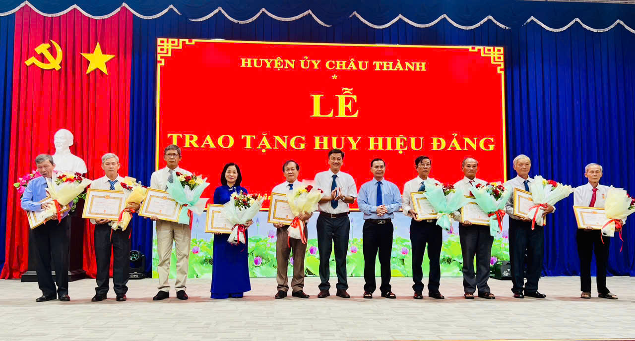 Lãnh đạo huyện Châu Thành trao tặng Huy hiệu Đảng cho đảng viên thuộc Đảng bộ huyện.