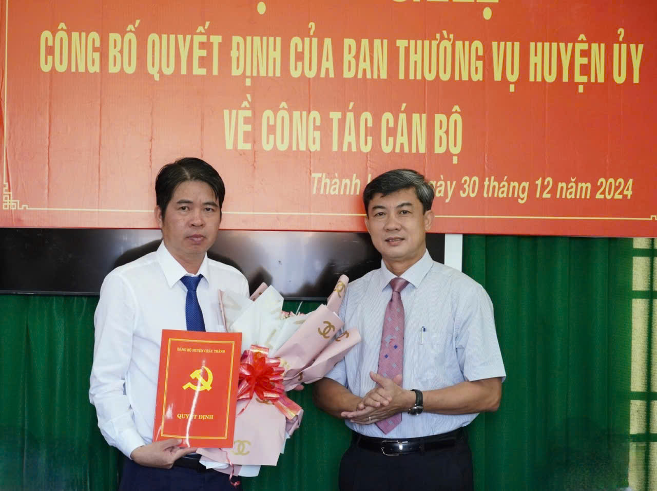 Bí thư Huyện ủy Trương Văn Hoàn trao Quyết định điều động, chỉ định cho đồng chí Ngô Thanh Bình.