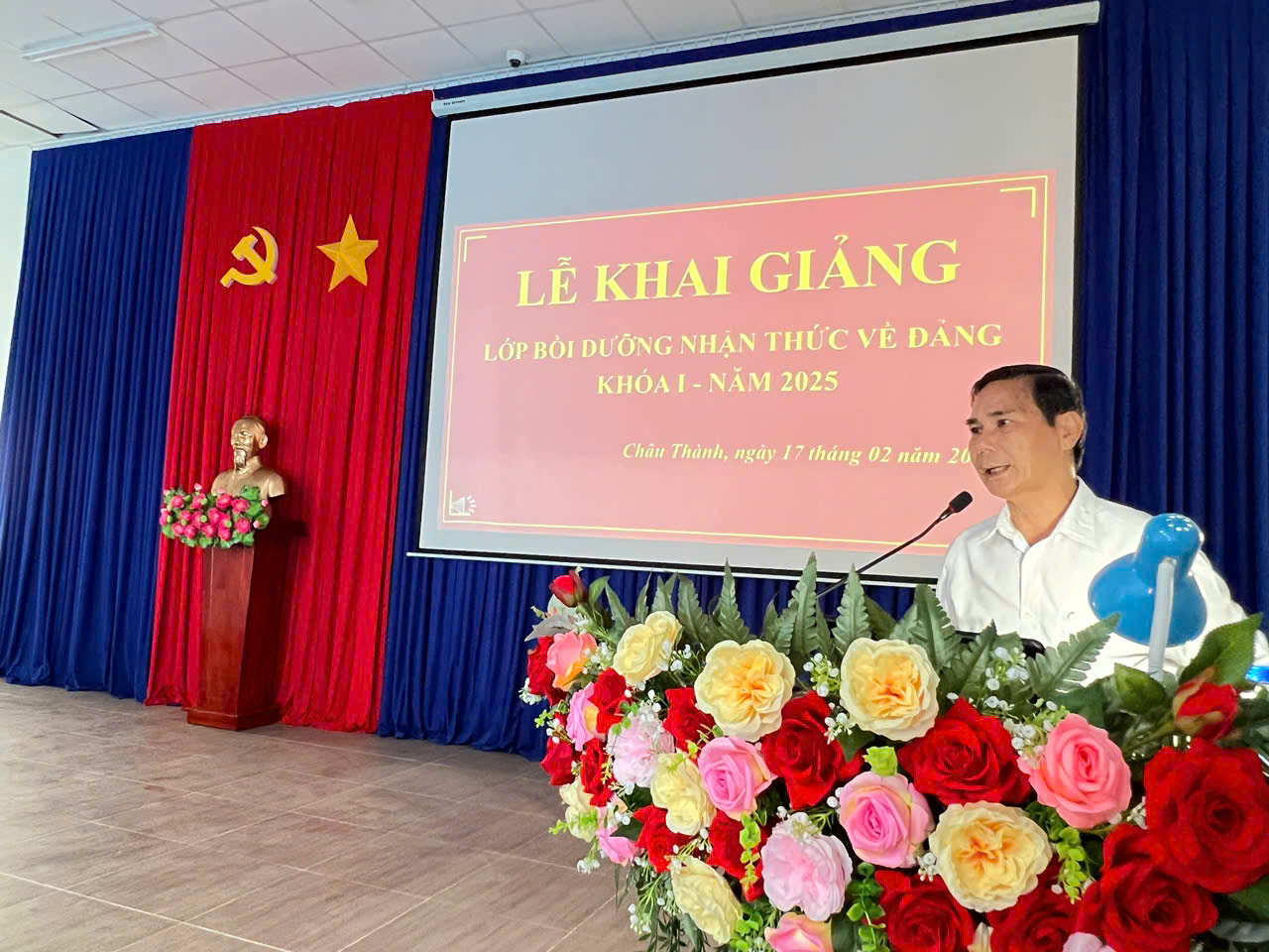 Đồng chí Thân Văn Nhân - Phó Bí thư Thường trực Huyện uỷ, Chủ tịch HĐND huyện phát biểu tại Lễ khai giảng lớp bồi dưỡng nhận thức về Đảng Khóa I năm 2025.