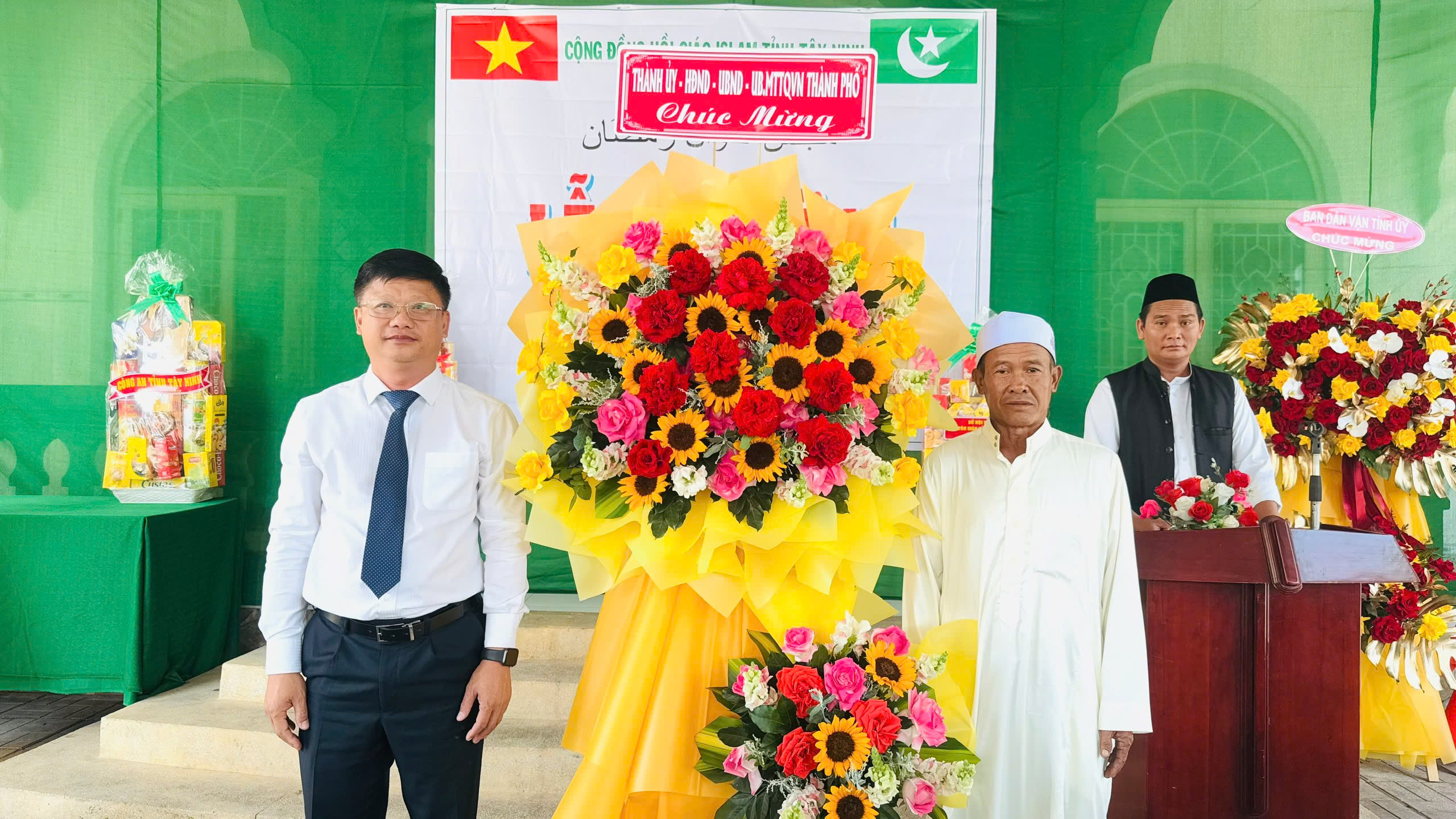 Bí thư Thành uỷ Lê Minh Thế thăm và chúc mừng Cộng đồng Hồi giáo nhân tháng Ramadhan