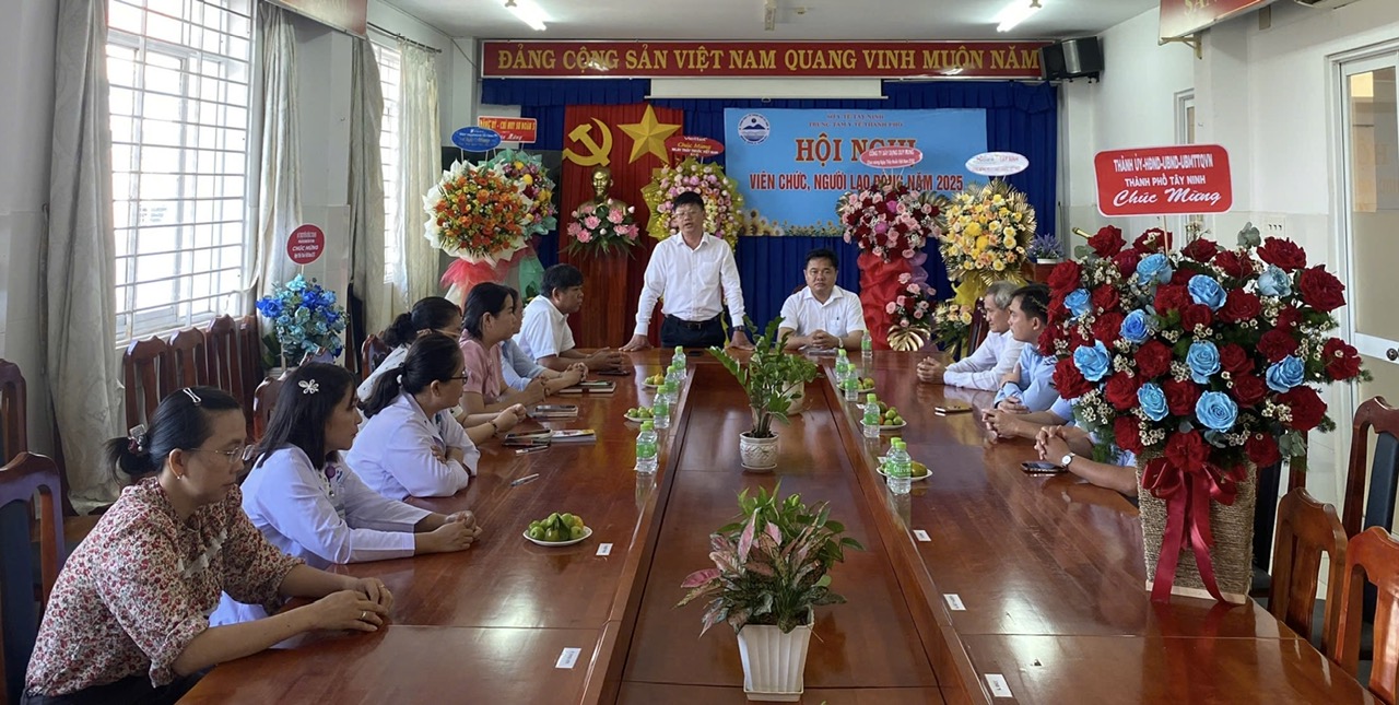 Thành phố Tây Ninh:  Lãnh đạo thành phố thăm, chúc mừng Trung tâm Y tế thành phố nhân kỷ niệm 70 năm ngày Thầy thuốc Việt Nam (27/2/1955 – 27/2/2025)