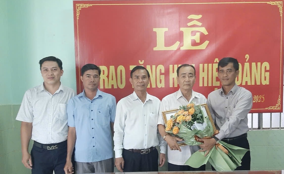Đồng chí Thân Văn Nhân – Phó Bí thư Thường trực Huyện uỷ, Chủ tịch Hội đồng nhân dân huyện Châu Thành đã đến nhà riêng trao huy hiệu 30 năm tuổi Đảng cho đảng viên Nguyễn Văn Ngay.