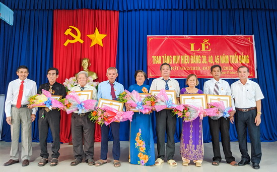 Trao tặng Huy hiệu 45, 40, 30 năm tuổi Đảng cho đảng viên tại phường Lộc Hưng