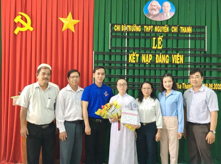 Trường THPT Nguyễn Chí Thanh: Học sinh thứ 8 được kết nạp vào Đảng