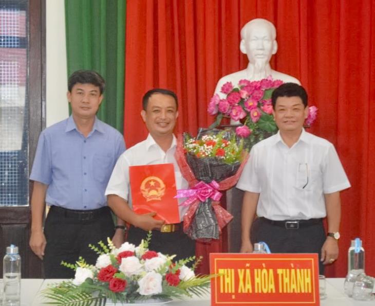 Trao Quyết định Phê chuẩn chức vụ Phó Chủ tịch UBND thị xã Hòa Thành