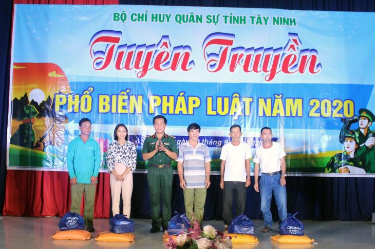 Bộ Chỉ huy Quân sự tỉnh:  Tổ chức tuyên truyền đưa thông tin, kiến thức pháp luật đến với cán bộ, chiến sĩ đơn vị cơ sở, Nhân dân xã, cụm dân cư biên giới