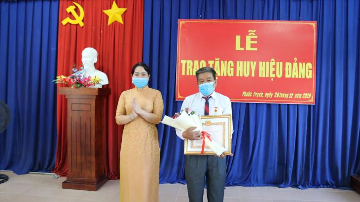 Gò Dầu trao Huy hiệu 45 và 30 năm tuổi đảng