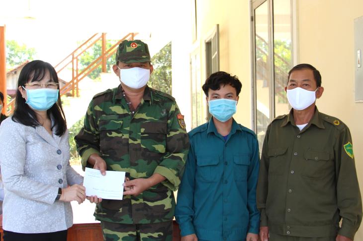 Ban Tuyên giáo Tỉnh uỷ Tây Ninh: Thăm hỏi, chúc tết cán bộ chiến sĩ nơi tuyến đầu biên giới huyện Tân Biên