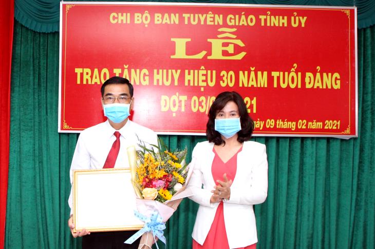 Lễ trao tặng Huy hiệu 30 năm tuổi Đảng