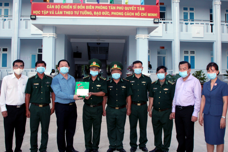 Bí thư Trung ương Đảng - Trưởng Ban Tuyên giáo Trung ương thăm, động viên và trao tặng quà cán bộ, chiến sĩ Đồn Biên phòng Tân Phú (huyện Tân Biên)