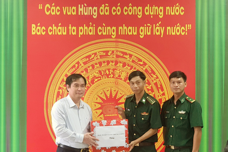 Đoàn công tác Ban Tuyên giáo Trung ương: Thăm, tặng quà cán bộ, chiến sĩ Đồn Biên phòng Tân Phú