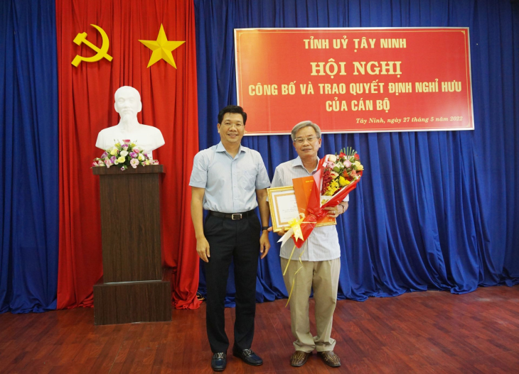 Phó Bí thư Tỉnh uỷ Nguyễn Mạnh Hùng: Trao quyết định nghỉ hưu cho Phó trưởng Ban Tổ chức Tỉnh uỷ