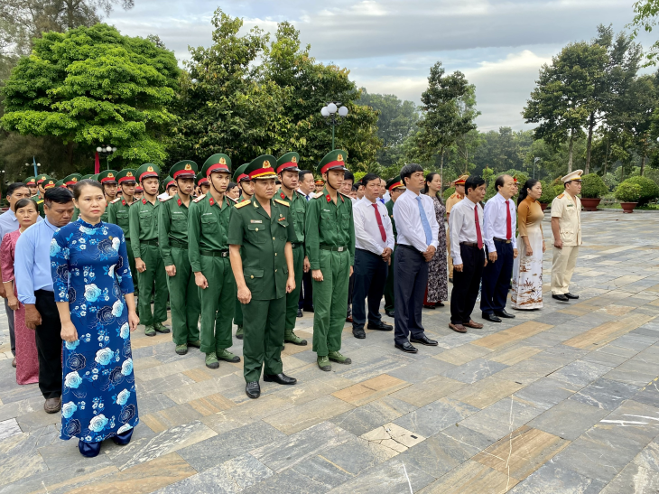 Tân Biên: Lãnh đạo huyện viếng Nghĩa trang liệt sĩ