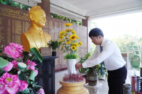 Kỷ niệm 78 năm Ngày thành lập QĐND Việt Nam: Lãnh đạo tỉnh viếng Nghĩa trang liệt sĩ Đồi 82
