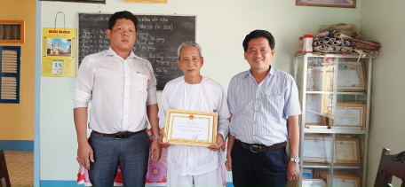 Giáo sư Ngọc Nguyệt Thanh (đứng giữa) và lãnh đạo xã Trường Đông