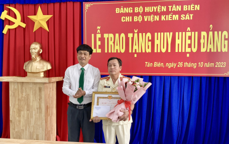 Tân Biên: Trao Huy hiệu 30 năm tuổi Đảng cho đảng viên