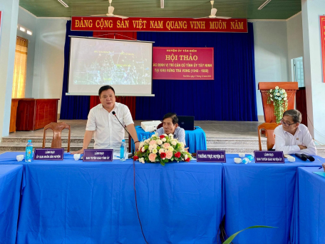Đồng chí Lê Thành Công, Tỉnh ủy viên - Phó Trưởng Ban thường trực Ban Tuyên giáo Tỉnh ủy phát biểu tại Hội thảo