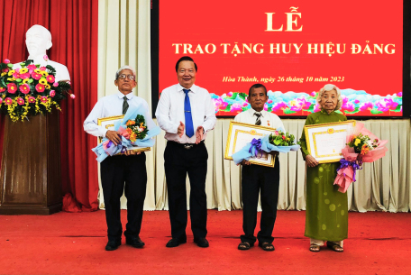 Đồng chí Trần Văn Khải (thứ 2 từ trái qua) trao Huy hiệu Đảng cho các đảng viên