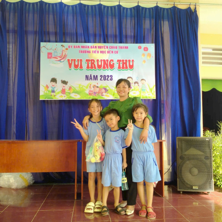 Cô giáo Nguyễn Thị Kim Manh cùng các học sinh vui tết Trung thu năm 2023